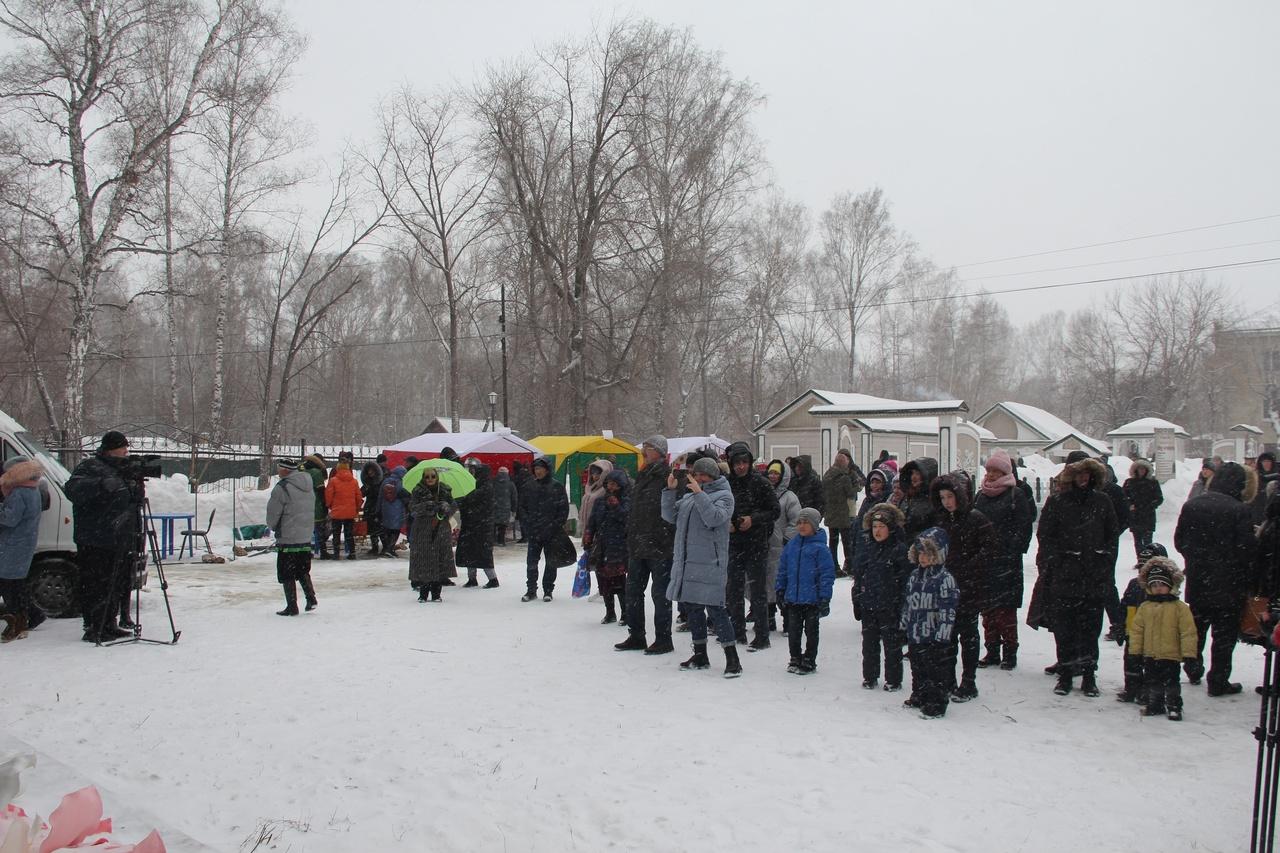Фото В Новосибирске праздник Навруз отметили метанием ножей и топоров 4